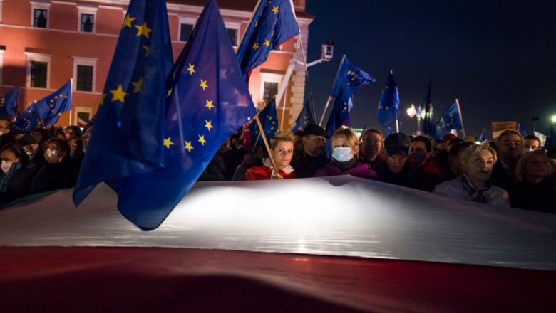 «Это наша Европа». Сотни тысяч поляков вышли на улицы защищать Евросоюз