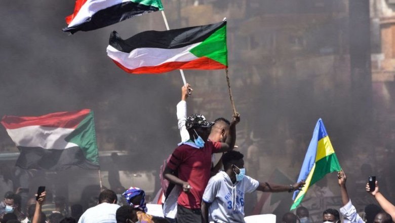 «Это военный переворот». Армия Судана арестовала переходное правительство и объявила чрезвычайное положение
