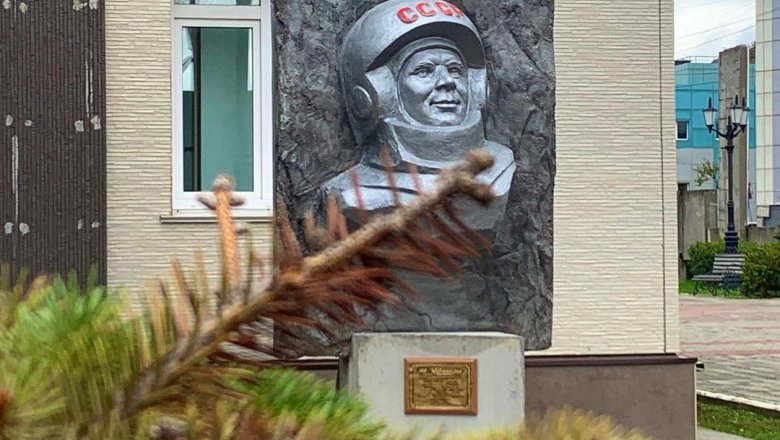 На Сахалине установили выброшенный на свалку памятник Гагарину