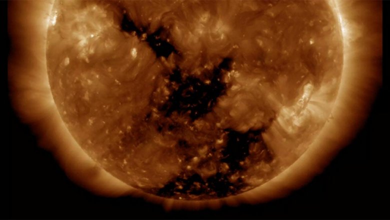 На Солнце произошло 14 вспышек. Ученые опасаются мощной геомагнитной бури