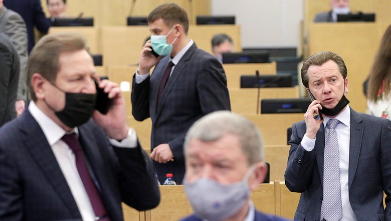 Непривитым депутатам Госдумы разрешат не ходить на заседания