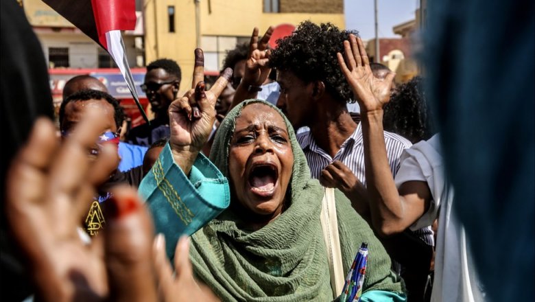 Переворот в Судане: тысячи людей протестуют против захвата власти военными, трое убиты