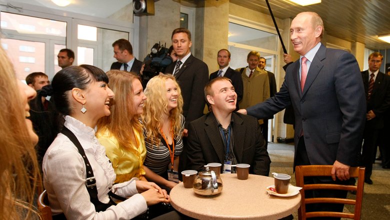 Походы и хоккей: как Владимир Путин праздновал свои дни рождения