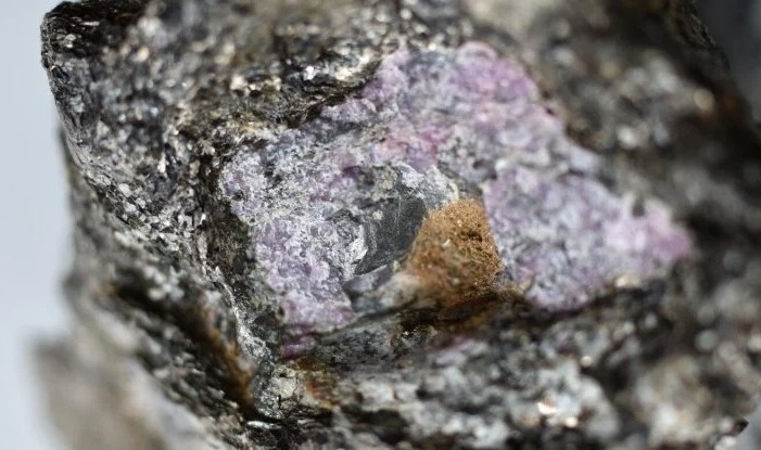 В рубине обнаружили следы древнейшей жизни на Земле