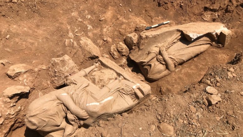 В Греции нашли богатую надгробную плиту
