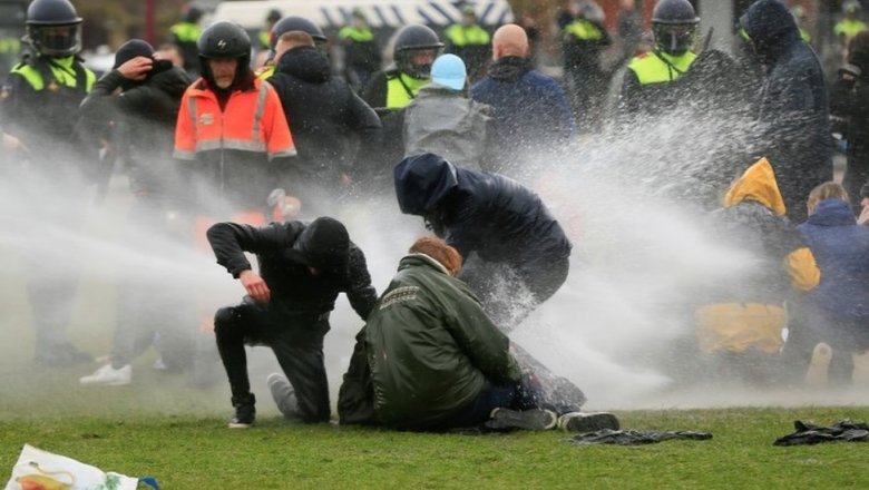 В Нидерландах полиция водометами разогнала протест против новых коронавирусных ограничений