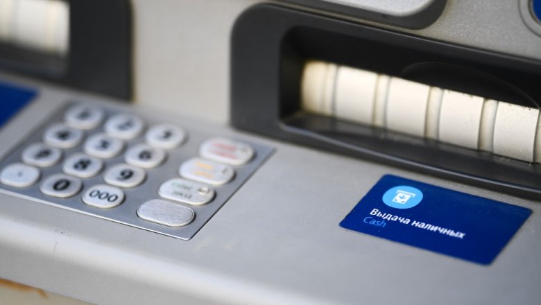 Чем опасно погашение кредитов через банкомат: финансист дал пояснения
