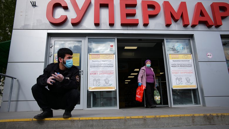 ЧОП в законе: Россиян заставят выворачивать карманы перед охранниками в магазинах