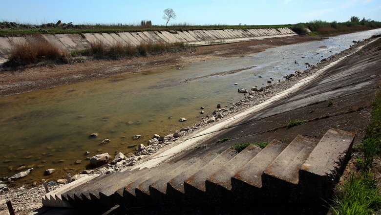 Вода из Днепра потекла в Крым сквозь разрушающуюся дамбу