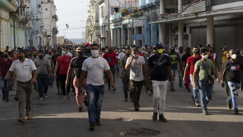 Лидер Кубы заявил о множестве раненных в столкновениях с протестующими сторонников властей
