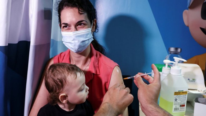 Коронавирус в мире: эффект от вакцинации может длиться недолго