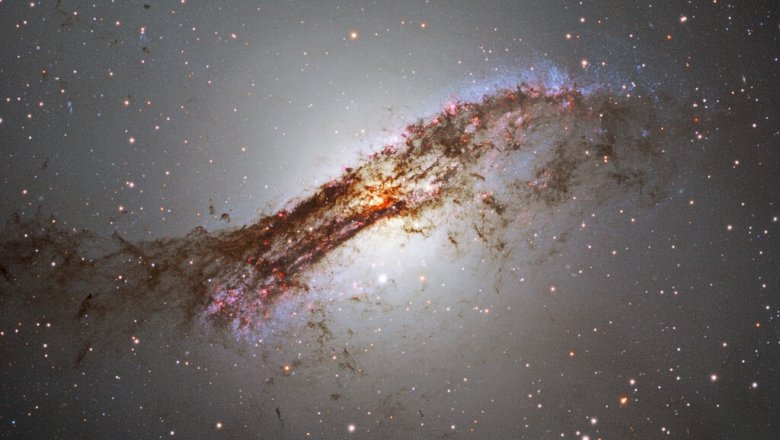 Камера темной энергии сделала снимок необычной галактики