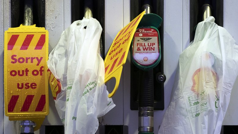 В Великобритании продолжается паника на автозаправках из-за слухов о дефиците бензина