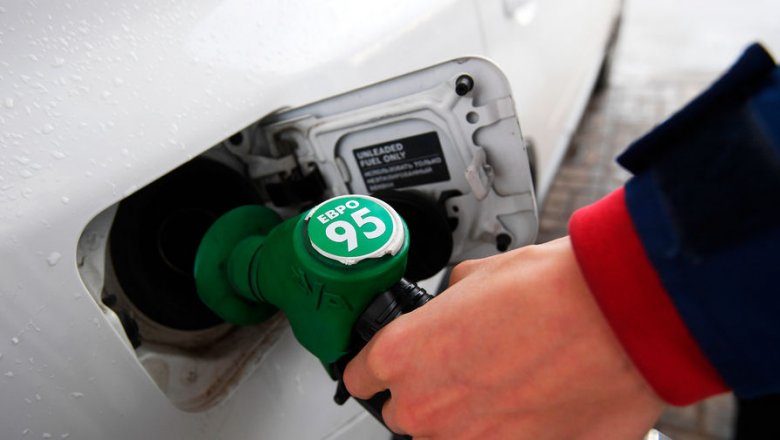 Глава Минэнерго заявил, что бензин в России мог бы стоить дороже на 15 рублей за литр