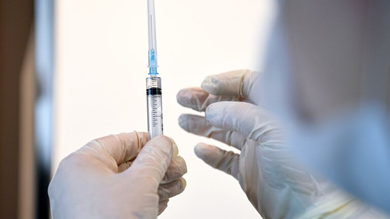 В Петербурге ввели обязательную вакцинацию от COVID-19 для пожилых