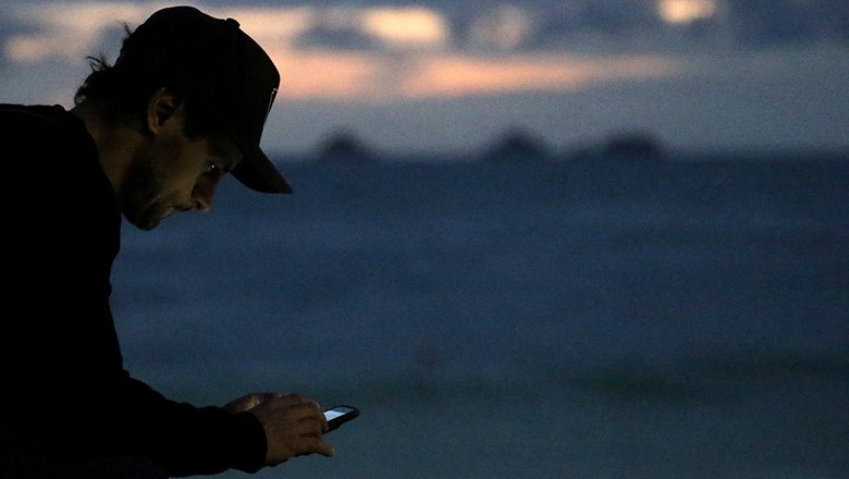 Ученые рассказали, когда и чем опасен свет от смартфонов