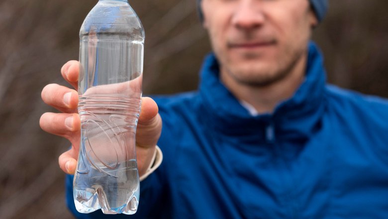 В РАН заявили о безопасности наночастиц в воде из пластиковых бутылок